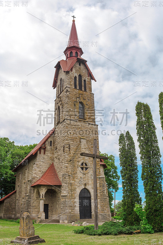 位于乌克兰Ternopil地区Losyach村的帕多瓦的圣安东尼老天主教教堂和木制十字架