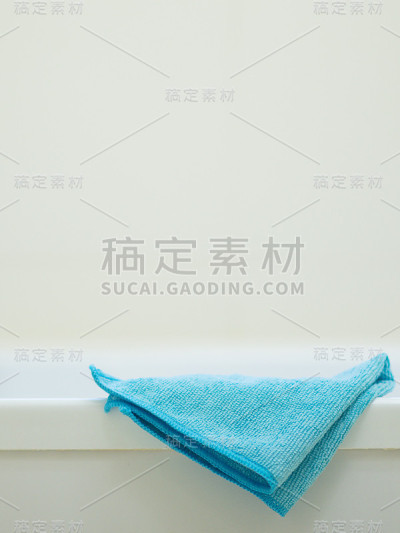 清洁用的蓝色抹布放在离浴室较近的地方。