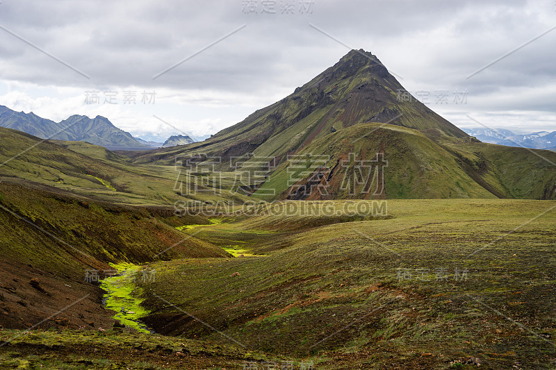 冰岛拉格维格徒步旅行小径上的青苔和山峰