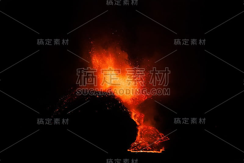 埃特纳火山在不断喷发中产生熔岩喷泉。