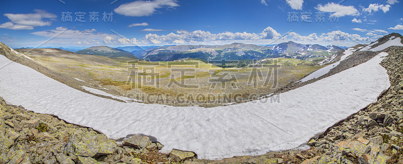 冰川悬于山峡之上，泉水在山间