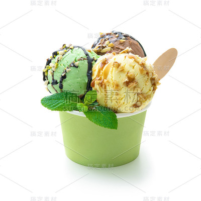 五彩缤纷的冰淇淋球配酱料和薄荷叶装在冰杯里