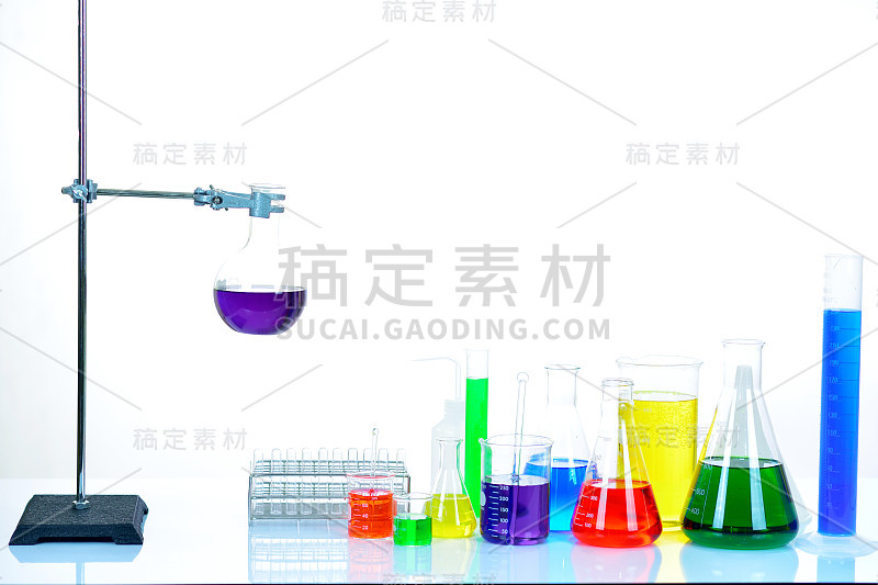 带化学试剂的实验室玻璃器皿