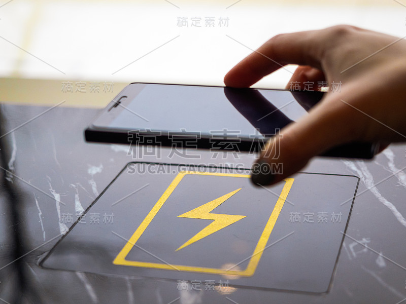 Public wireless charging station for electronic de