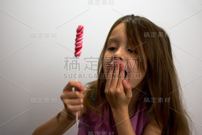 情人节那天拿着棒棒糖哭的女孩