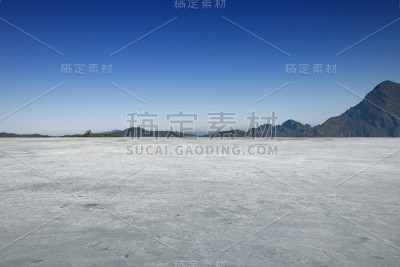 自然道路侧视图照片。