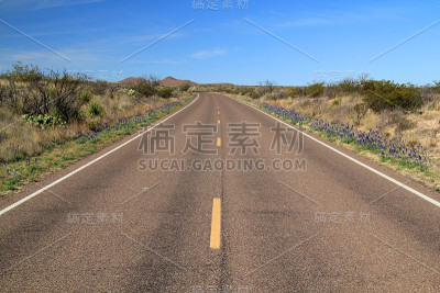 风景优美的荒漠公路上