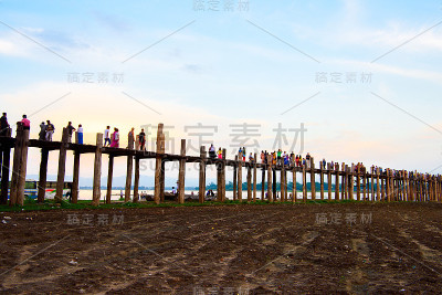 Taungthaman湖上的U Bein桥，世界上最古老和最长的柚木桥