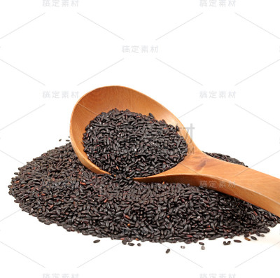 孤立在白色背景上的黑米