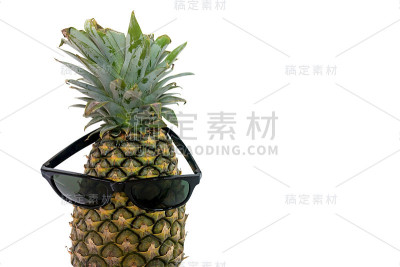 菠萝戴着墨镜。