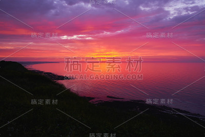 色彩斑斓的日出在海洋和法国诺曼底海岸
