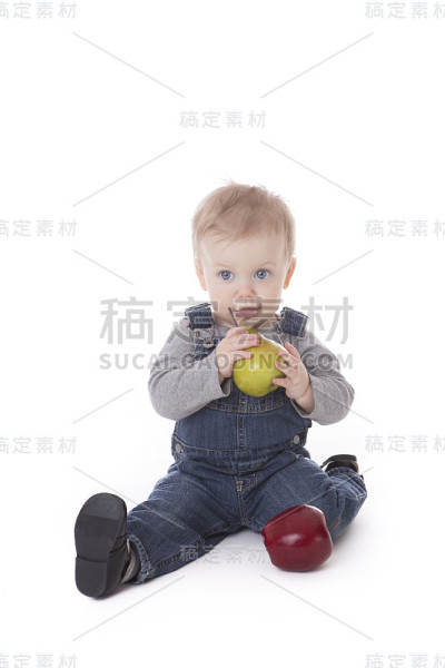 穿着工作服的女婴
