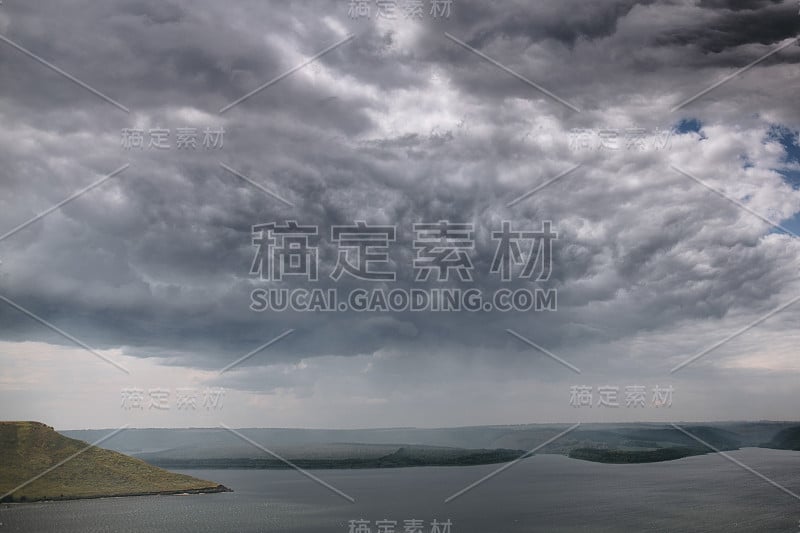 美丽的风景大湖在山和雨从云。河流和悬崖景观。乌克兰的Bakota湖和Dnister河。旅游和探索国家