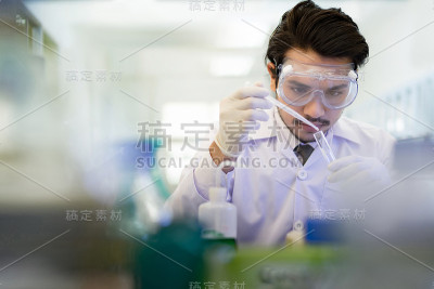 在实验室里用试管工作的亚洲科学家