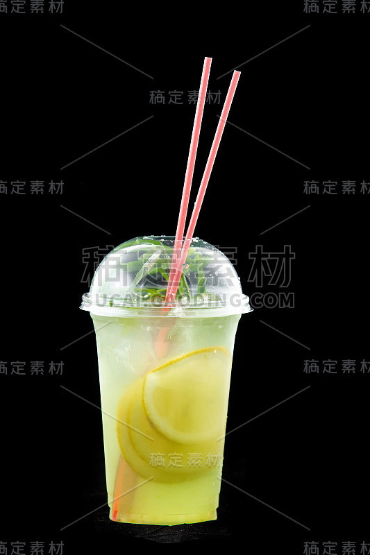 鲜榨柠檬放在玻璃杯里