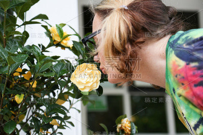 女人闻花