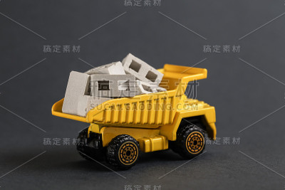 运送混凝土块的玩具自卸车。在建筑现场运输建筑材料