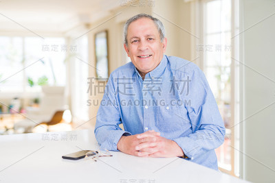 帅老男人微笑自信
