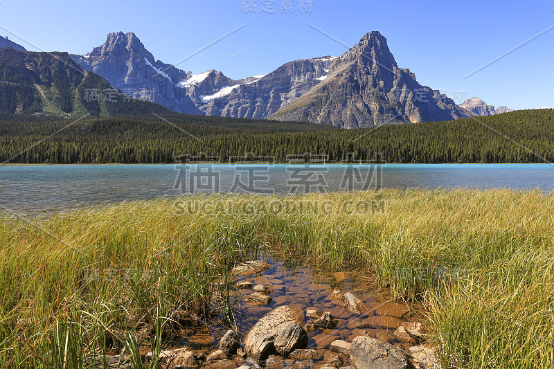 冰原公园路上宁静的湖景