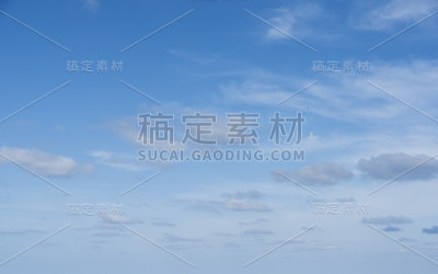 蓝色的多云的天空