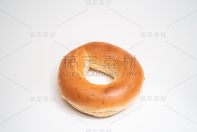 新鲜百吉饼孤立的白色背景