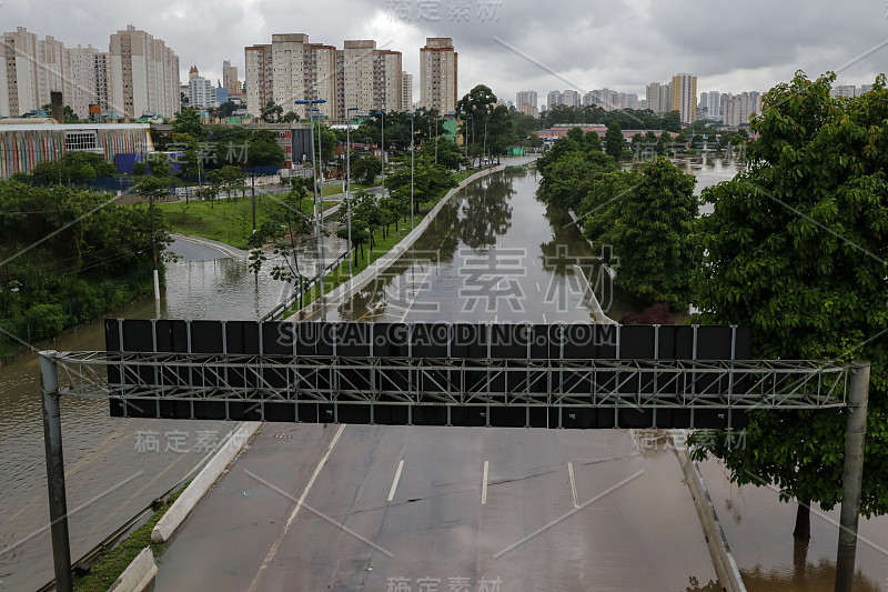 由于暴雨袭击了城市地区São Paulo和首都，在周一凌晨(10)。