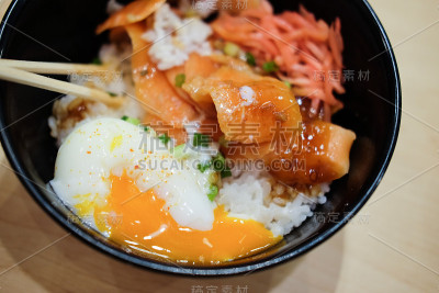 日本料理，有生鲑鱼和温泉蛋的碗