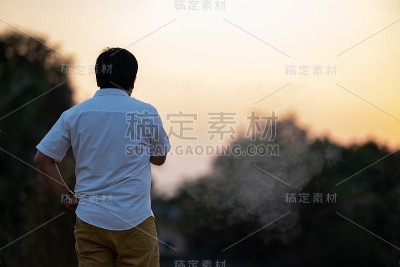 亚洲男人在黄昏时分抽着屁股。