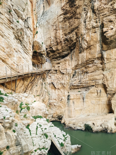世界上最危险的小径之一“国王之路”(El Caminito del Rey)的广角人行道于2015年