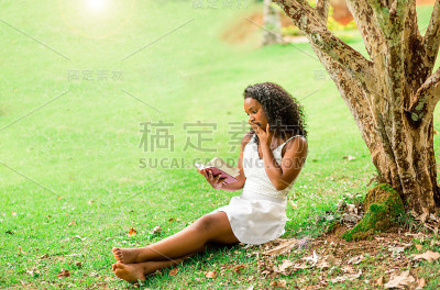 一个年轻女子在公园里看书