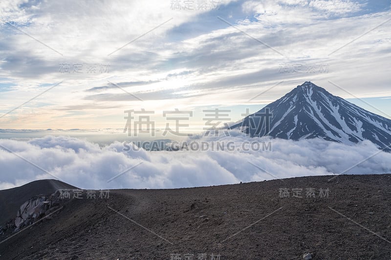 俄罗斯堪察加半岛的科里亚克斯基火山。位于堪察茨基petropavlovsk市北部35公里处的活火山。