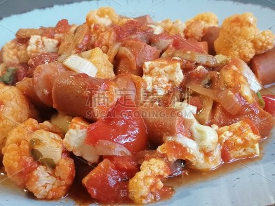 香肠炖牛肉配菜花和西红柿