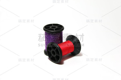 小歇红线和紫线在黑卷白底上。
