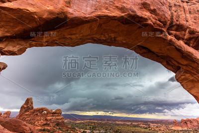 在犹他州的沙漠，拱门国家公园，戏剧性的暴风雨云和降雨，在秋天