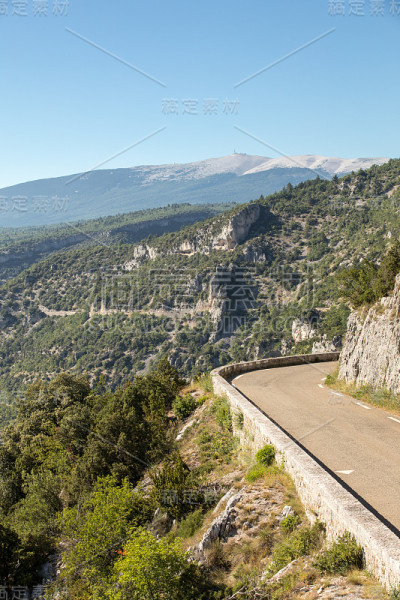 普罗旺斯Vaucluse地区的风景，背景是Ventoux山。法国