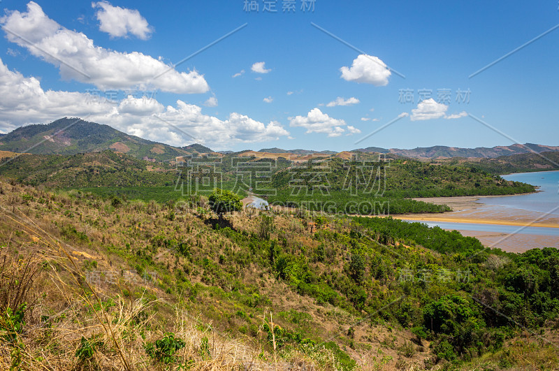 马达加斯加岛的海岸线，成排的棕榈树和漂浮在海上的船只