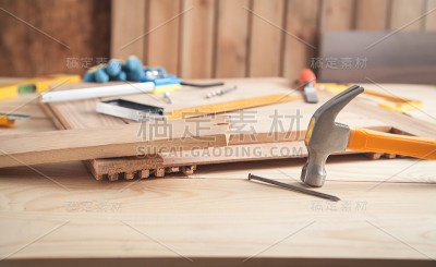 木匠的工具放在木桌上。