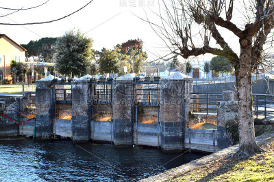 在湖槽边筑水坝