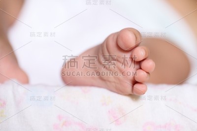 小女婴的左脚