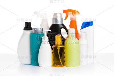 收集各种家用清洁产品隔离在一个白色的背景。美容产品。打扫屋子