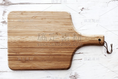 木质背景上的老式砧板