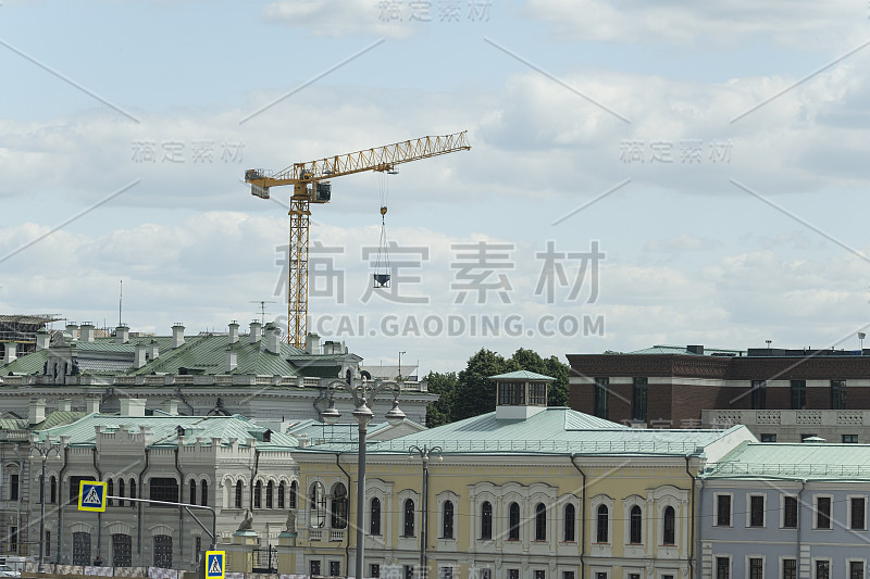 建筑起重机顶着天空，莫斯科城市的建筑翻新