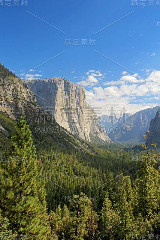 在约塞米蒂国家公园，美国加利福尼亚州的半圆顶，酋长山和其他山的全景