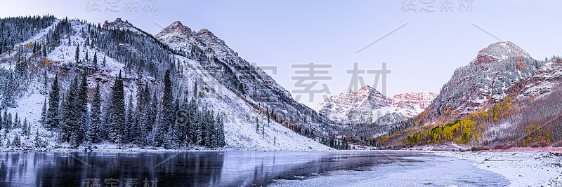 栗色钟早晨日出全景与阳光在山顶的阿斯彭，科罗拉多州的岩石山和秋天的黄色树叶全景冬季雪