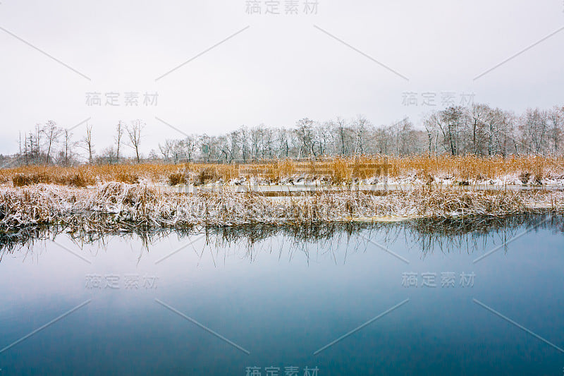 湖水未结冰。冬季景观与雪。