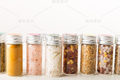 香料装在迷你瓶子里