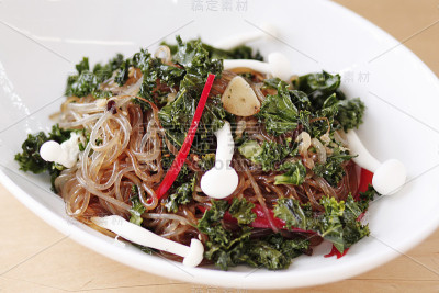 韩国菜，蘑菇Japchae