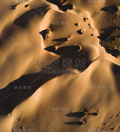 沙漠沙丘俯视图无人机在日出时创造强烈的对比自然形状