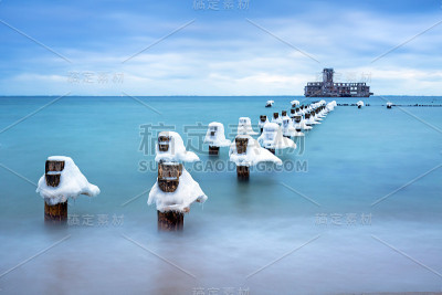 波罗的海的冰冻木制防波堤线