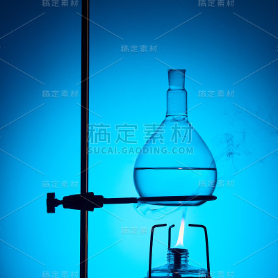 加热液体化学测试隔离在蓝色